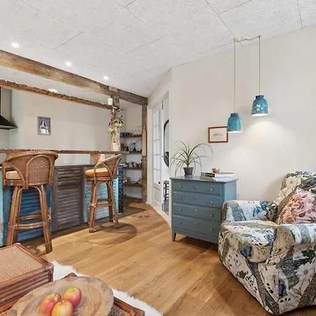 Newly Renovated Flat In Heart Of *