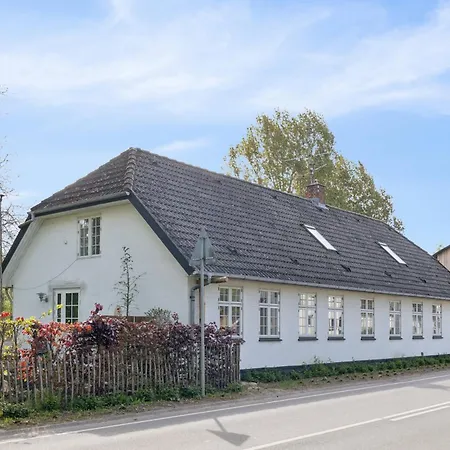 Newly Renovated Flat In Heart Of *